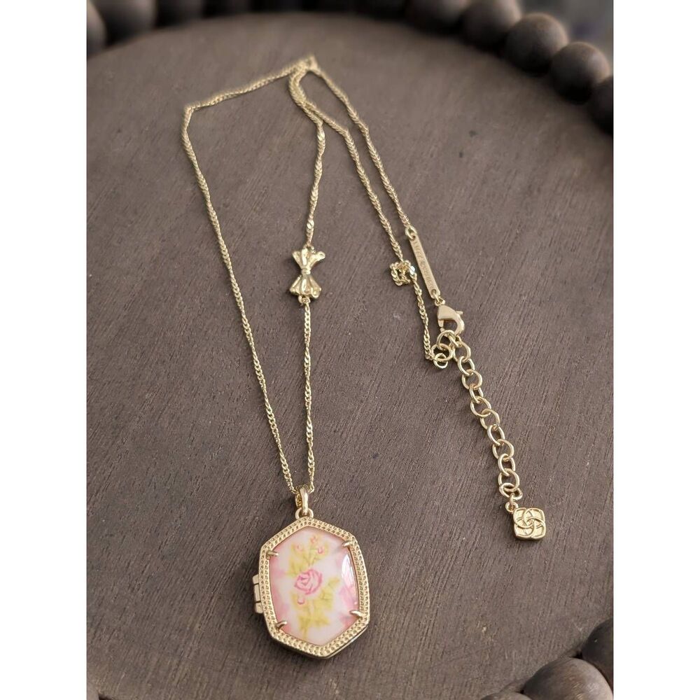 *NWOT KENDRA SCOTT x LOVE SHACK FANCY Daphne Pink Yellow Floral Locket Necklace